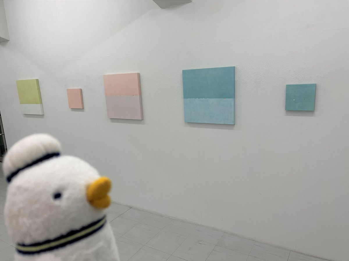 kamomenohondana's tweet photo. #かもめの本棚 のWEBデザインでお世話になっている #森勢津美 さんの個展「Hyphen 2022」に行ってきました。どの作品も温かみのある色彩で、平面なのに奥行きを感じさせるものばかり。見るだけで心が穏やかになります。会場は東京 #銀座 の「#Gallery58」。12日(土)まで。
https://t.co/KlNHyWbtfu https://t.co/D2c5dAnmxO