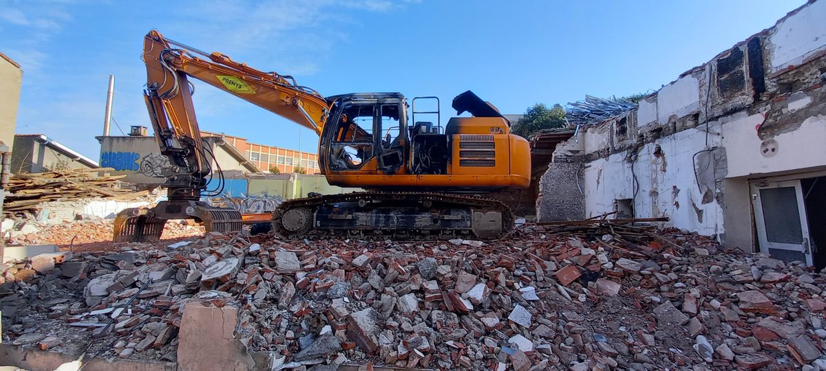 BraseroRadio's tweet photo. Y'a eu de la surchauffe dans la demolition du quartier à Bonnefoy. Les incendies auraient changés de camps? 
Pauvre buldo parti trop vite rue des Jumeaux. Rust in peace
#noteso #Sabotage #Toulouse https://t.co/BidTFE8MRm