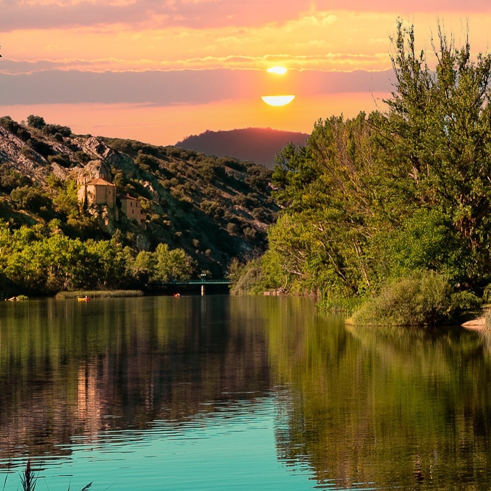 "𝑵𝒐 𝒔𝒆 𝒓𝒆𝒄𝒖𝒆𝒓𝒅𝒂𝒏 𝒍𝒐𝒔 𝒅𝒊́𝒂𝒔, 𝒔𝒆 𝒓𝒆𝒄𝒖𝒆𝒓𝒅𝒂𝒏 𝒍𝒐𝒔 𝒎𝒐𝒎𝒆𝒏𝒕𝒐𝒔".

Atardecer en el 📍río Duero, con San Saturio de testigo. 

🌐 sorianitelaimaginas.com
📸 @deju71_streetphoto 
#sorianitelaimaginas #nitelaimaginas #eligesoria <a href="/dipsoria/">Diputación de Soria</a>