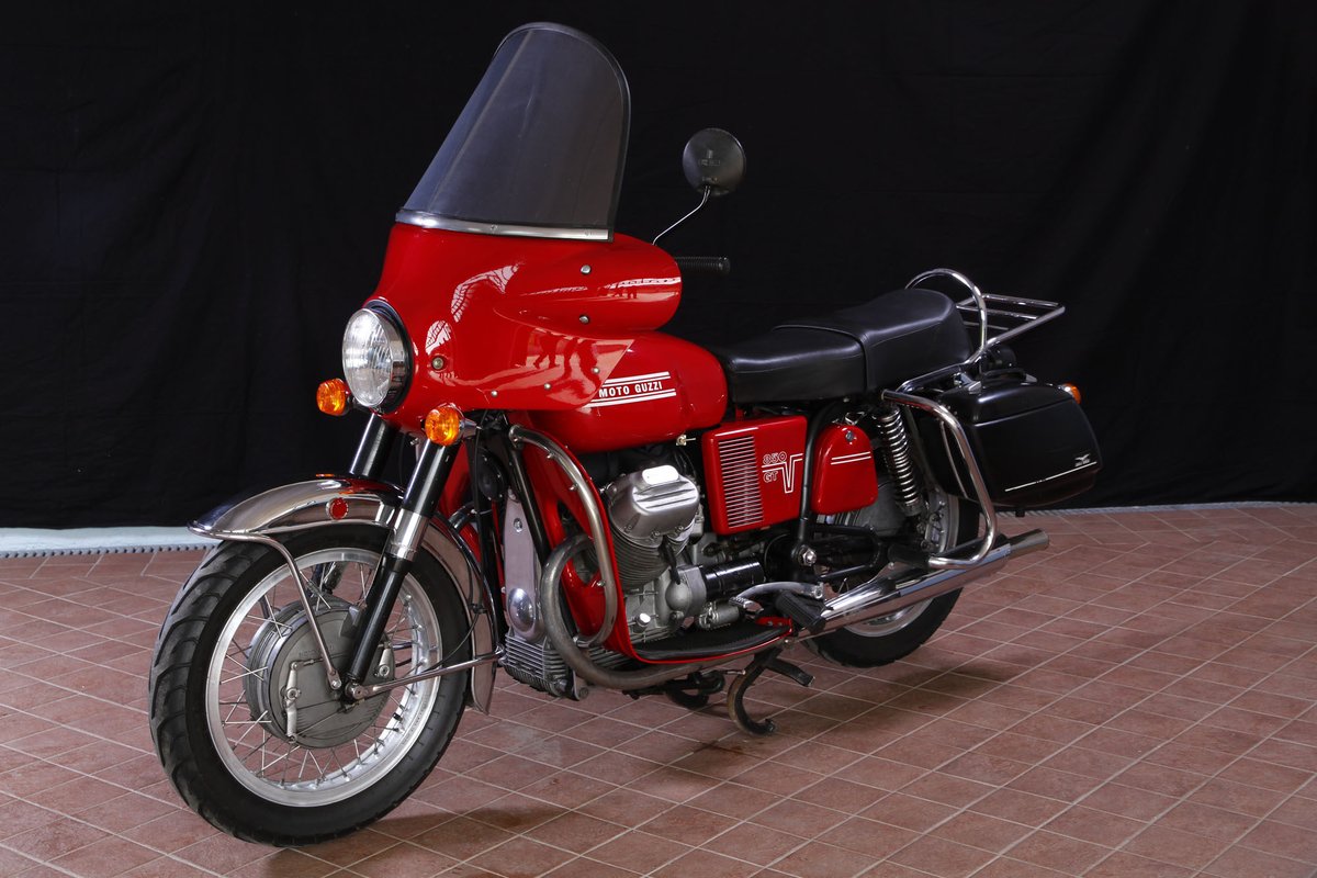 GalvaTrading's tweet photo. Moto Guzzi V7 850 GT CHF 9‘500.00 27.12.1972 Spezielles Lafranconi Marmite
1972 wurde die V7 850 GT vorgestellt. Ihr Rahmen entsprach dem der V7 Special, aber der Hubraum des Motors war um 100 cm³ grösser.
https://t.co/4illvRg4Cv https://t.co/z5G6NWgxNq