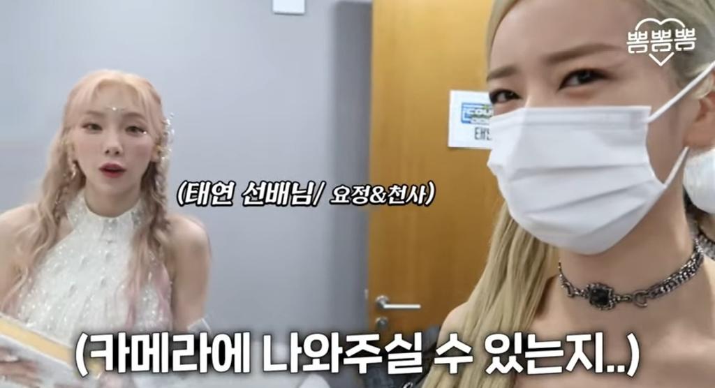 dreamwithapink's tweet photo. Taeyeon: “Apink hwaiting!”
Apink: “Taeyeon sunbaenim hwaiting!”

Taeyeon even received a Horn album. I waited for this. 😭

#에이핑크 https://t.co/9KekXW5F1G