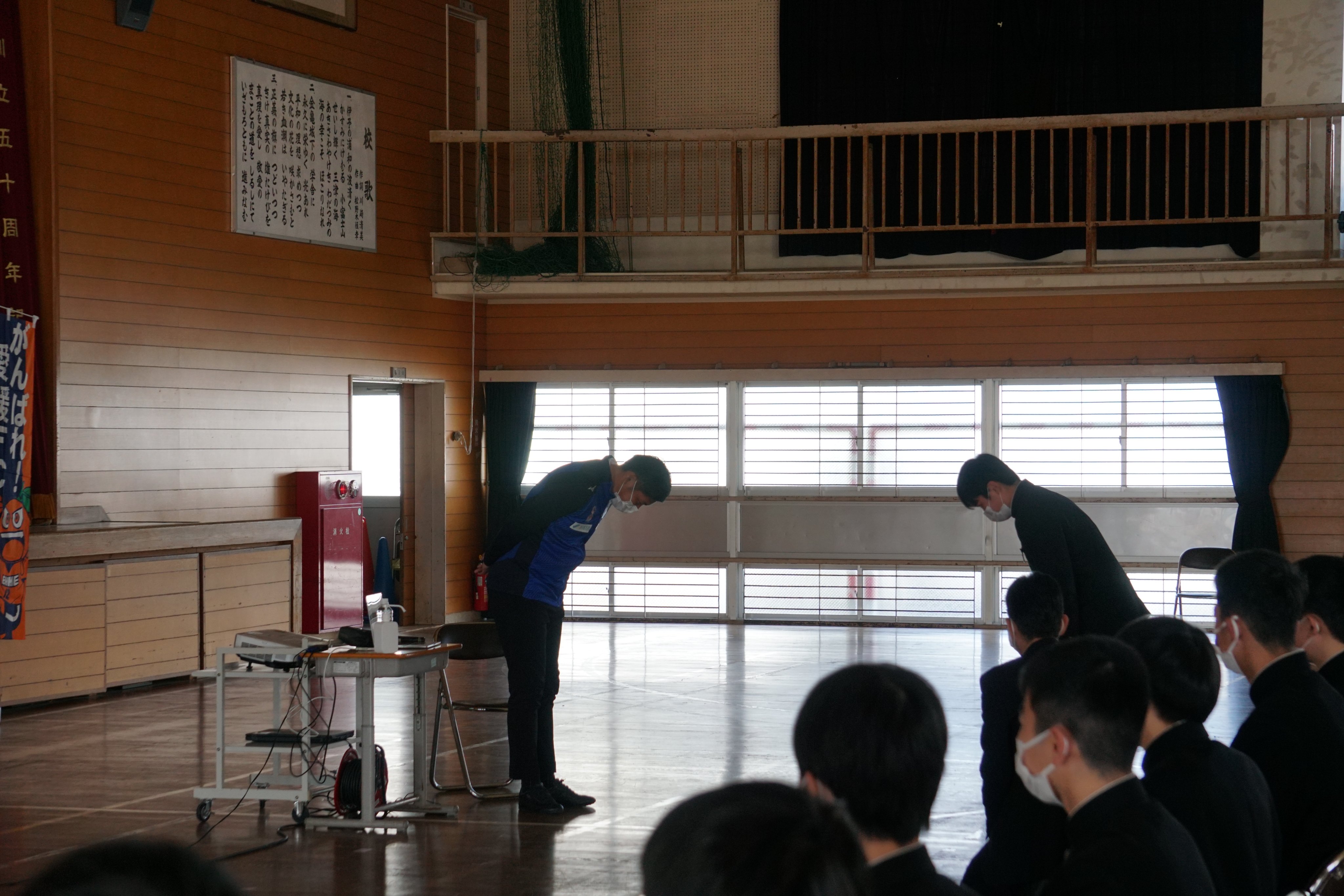 愛媛fc ホムカツッ 本日 羽田敬介 Gkコーチが 松山市立三津浜中学校 に訪問いたしました 愛南町 からプロ サッカー選手を目指し 挫折を乗り越えプロの舞台で活躍をした経験を 三津浜中学校３年生の皆さんに講演いたしました Ehimefc 松山市
