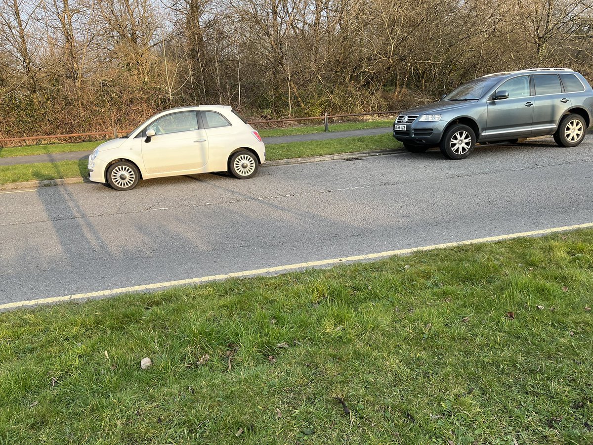ckenthero's tweet photo. @YPLAC when parking spaces are at a premium and these melts think leaving massive gaps is acceptable 😡🤬 https://t.co/43vkDcUsih