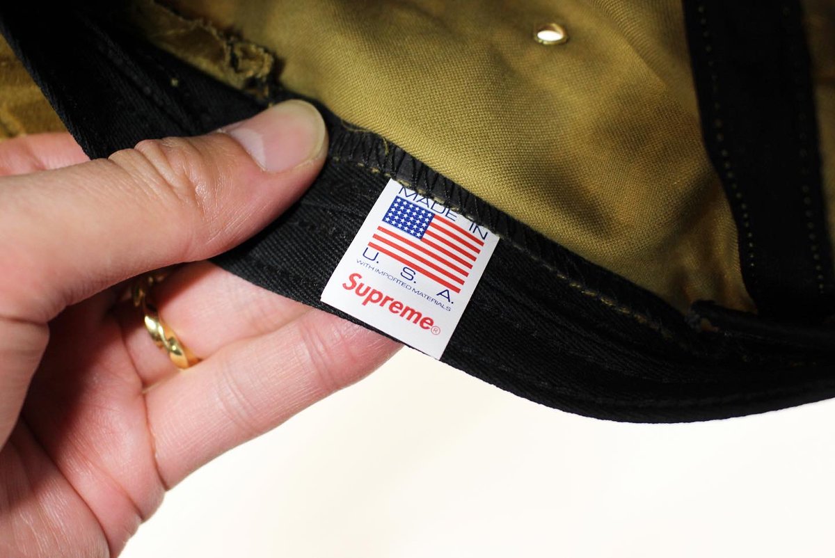amazingstore's tweet photo. Supreme Velvet Patten Camp Cap
ロゴが型押しされたベルベット生地を使用。バックはレザーストラップを採用。
スウェットバンドの裏、本来見えない部分にタグがあるのがかっこいいです🇺🇸

https://t.co/4hRwVmvUxx

#Supreme #Campcap
#帽子屋 #キャップ #ハット https://t.co/Uv7Q3o8NKC