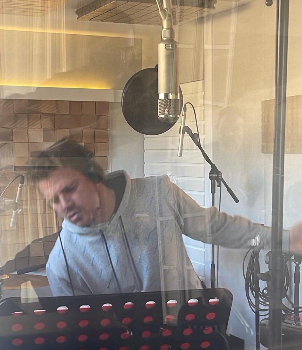 La juventud es un gran momento, pero el presente también.
A veces busco esa frescura que tenía con 28, pero siento que eso es forzado ya. Prefiero sacar la verdad que tengo con 45, antes de hacerme el jovencito, que lo soy, pero me siento en otro lugar.