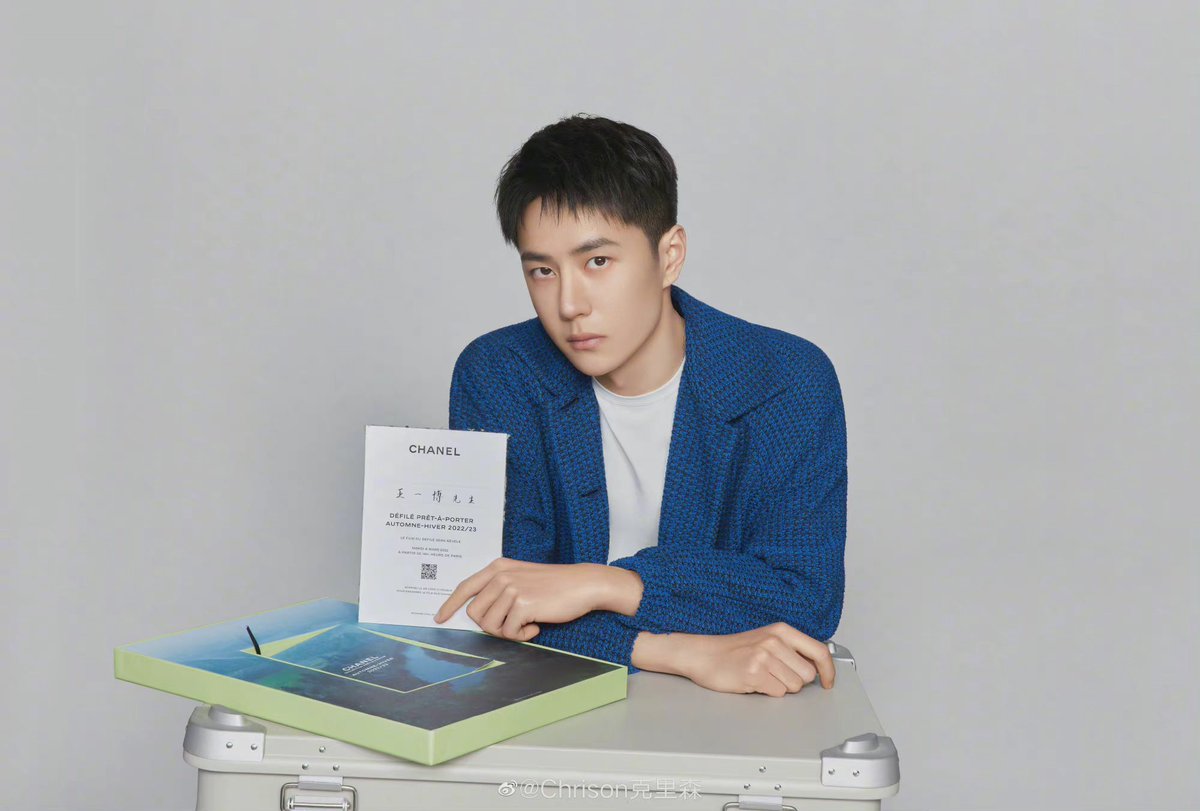 702universe2's tweet photo. กรี๊ดสสสสสส อี้ป๋อกับ Chanel ลุคล่าสุด นี่ทรงนักบินใช่ม๊ายยยยยย https://t.co/7tsIJUPuFb