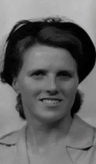 Â hithau'n flwyddyn ein chwedeg mlwyddiant eleni talwn deyrnged i Eileen Beasley, a ddechreuodd ar ymgyrchu gweithredol di-drais dros hawliau iaith ddiwedd y 50'au.
"A thra byddo dyfodol
I'r Gymraeg yma ar ôl
Fe welir naddu filwaith
Dy enw di yn dy iaith"
#IWD2022