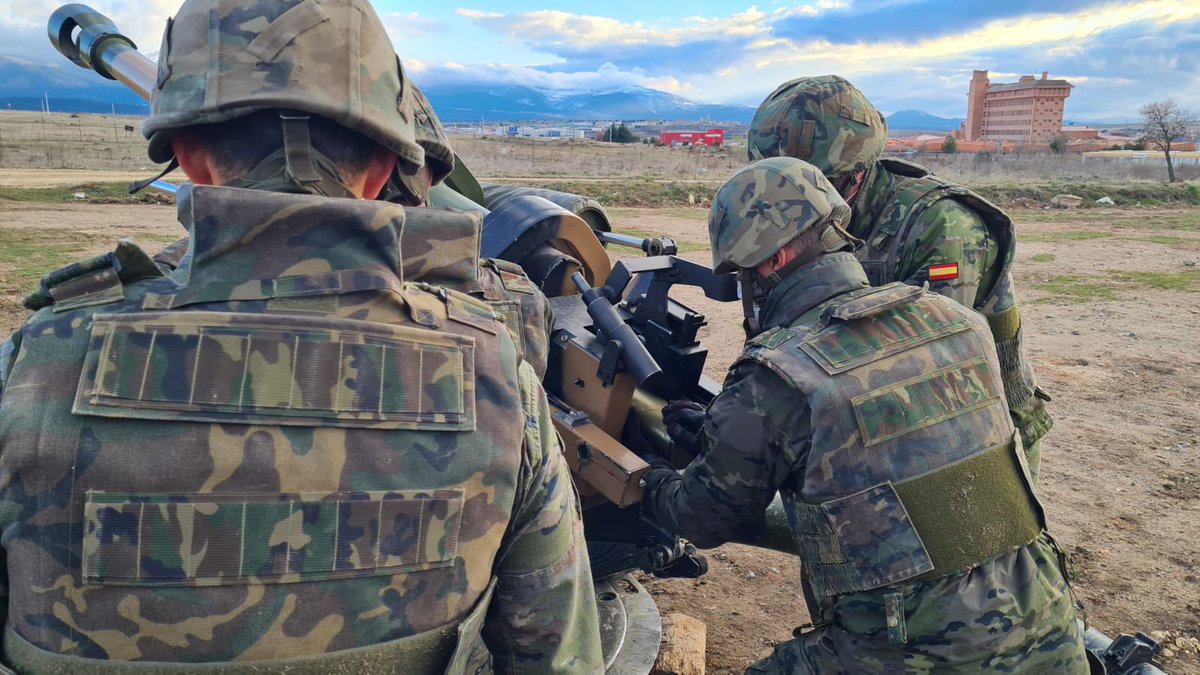 MADOC_ET's tweet photo. Sargentos alumnos de la #ACART_ET de #Segovia realizan actividades de instrucción y adiestramiento de #Artillería de campaña, esenciales para obtener el nivel de operatividad y cumplir con la misión encomendada. 

#UltimaRatioRegis #ETEscueladeLíderes #MADOC25Años https://t.co/Ii8qXALnCG