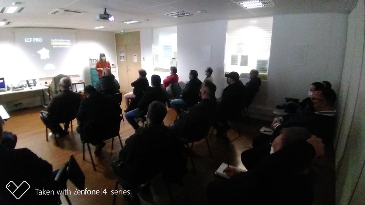 LebleuFrederic's tweet photo. Qui a dit que le transport et la logistique n'intéressaient personne ! 17 personnes présentes à notre réunion d'information menée par #ecf de Notre Dame d'Oe (37). Merci à Mme Poilane et c'est maintenant au #poleemploi de Saint Cyr sur Loire. #formation #transport #logistique https://t.co/rpJXW5tyLd