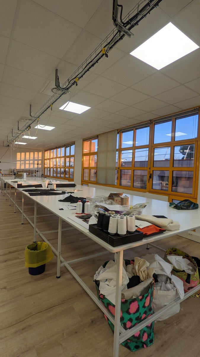eplplanete's tweet photo. En formant les jeunes du territoire aux métiers de la confection #textile et en les sensibilisant à l'#ecoresponsabilité, Fask Academy participe à la #décarbonisation de la filière et à la préservation des savoirs-faire. ♻️

#LesLundisdelaTransition #Marseille #circularite #mode https://t.co/tt9diNdYzc