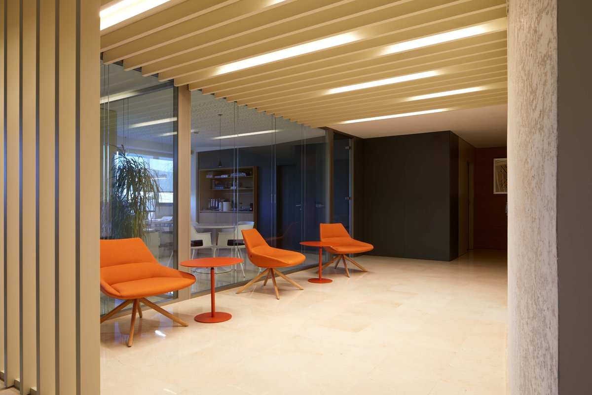 cosinestudio's tweet photo. Interiorismo en oficinas @MontoPinturas. Tonos blancos y neutros en la oficina, con contraste de mobiliario naranja (butacas @inclass_design). Sobriedad y funcionalidad en sala de juntas, con armarios que esconden un office (mesa #bkcontract, sillas #ICF).
https://t.co/OViD1oexCf https://t.co/Xps1eClRpW