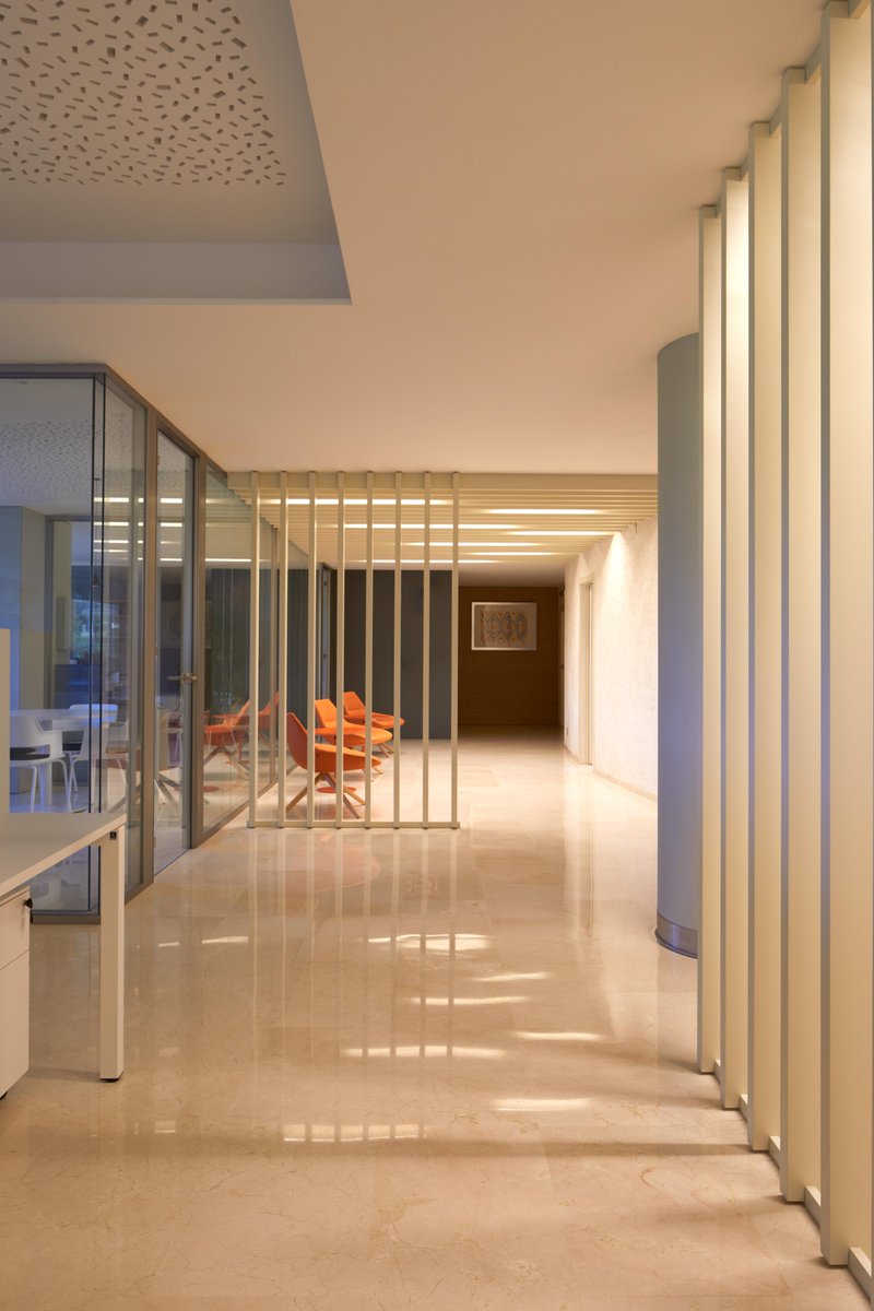 cosinestudio's tweet photo. Interiorismo en oficinas @MontoPinturas. Tonos blancos y neutros en la oficina, con contraste de mobiliario naranja (butacas @inclass_design). Sobriedad y funcionalidad en sala de juntas, con armarios que esconden un office (mesa #bkcontract, sillas #ICF).
https://t.co/OViD1oexCf https://t.co/Xps1eClRpW