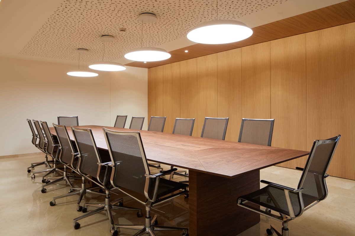 cosinestudio's tweet photo. Interiorismo en oficinas @MontoPinturas. Tonos blancos y neutros en la oficina, con contraste de mobiliario naranja (butacas @inclass_design). Sobriedad y funcionalidad en sala de juntas, con armarios que esconden un office (mesa #bkcontract, sillas #ICF).
https://t.co/OViD1oexCf https://t.co/Xps1eClRpW