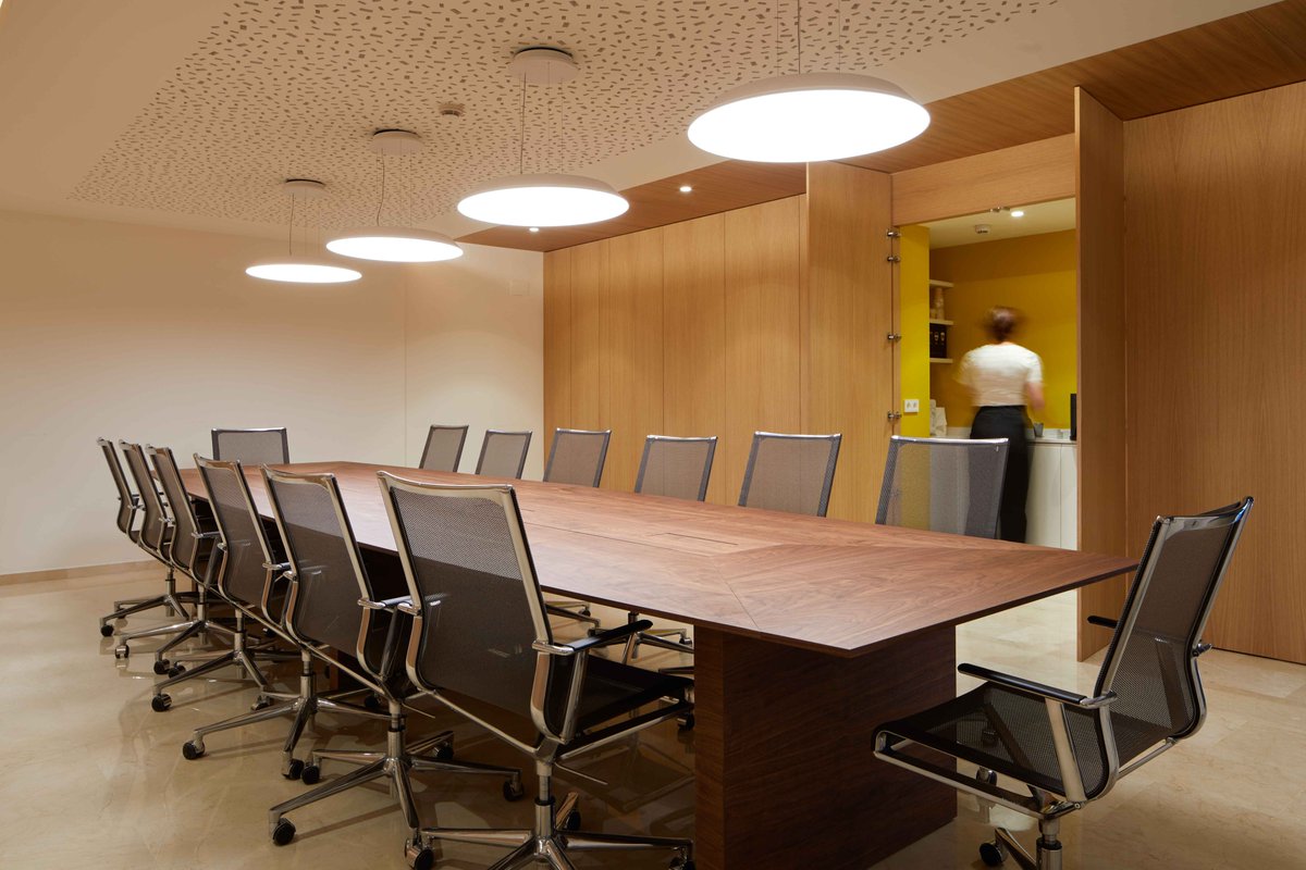 cosinestudio's tweet photo. Interiorismo en oficinas @MontoPinturas. Tonos blancos y neutros en la oficina, con contraste de mobiliario naranja (butacas @inclass_design). Sobriedad y funcionalidad en sala de juntas, con armarios que esconden un office (mesa #bkcontract, sillas #ICF).
https://t.co/OViD1oexCf https://t.co/Xps1eClRpW