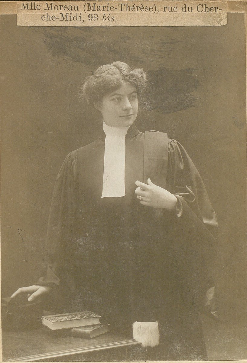 #journeeinternationaledesdroitsdesfemmes Thérèse Moreau, #avocate, entrée 'par hasard' dans la profession, infirmière durant la #1GM, 4 ans de captivité, de retour du Palais en 1918. 1ere avocate à recevoir la Croix de Chevalier LH le 27 oct. 1923. museedubarreaudeparis.com/zoom-sur-marie…