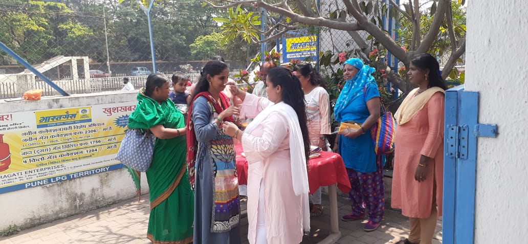 BPCLNasik's tweet photo. Nashik LPG Territory distributors celebrated #InternationalWomenDay2022 with customers @BPCLimited @singharunbpcl @Santosh72087448 @vijaytilak1 @TVPANDIYAN1 @sudiptom1968 @kumar4360 https://t.co/Kd7ijOmLXW https://t.co/iLnRCex6YX