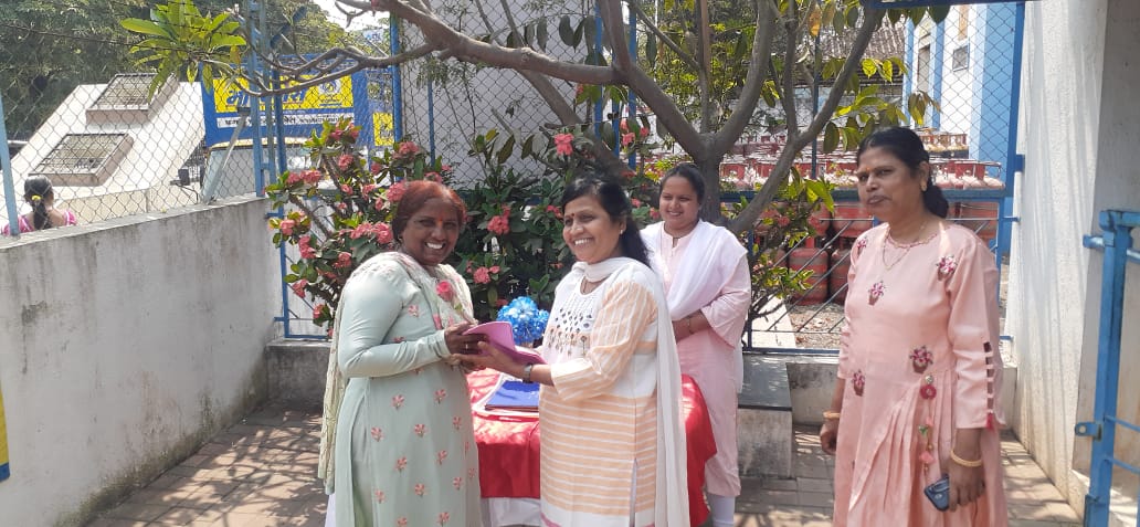 BPCLNasik's tweet photo. Nashik LPG Territory distributors celebrated #InternationalWomenDay2022 with customers @BPCLimited @singharunbpcl @Santosh72087448 @vijaytilak1 @TVPANDIYAN1 @sudiptom1968 @kumar4360 https://t.co/Kd7ijOmLXW https://t.co/iLnRCex6YX