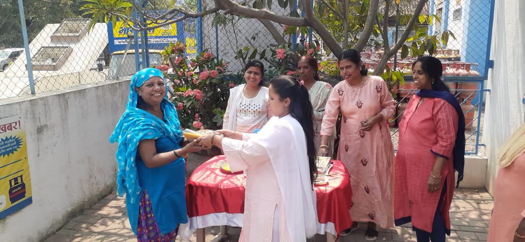 BPCLNasik's tweet photo. Nashik LPG Territory distributors celebrated #InternationalWomenDay2022 with customers @BPCLimited @singharunbpcl @Santosh72087448 @vijaytilak1 @TVPANDIYAN1 @sudiptom1968 @kumar4360 https://t.co/Kd7ijOmLXW https://t.co/iLnRCex6YX