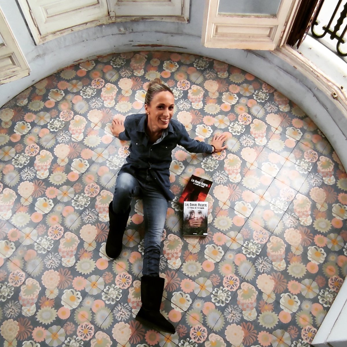 Para que cada día, contemos. Feliz #8DeMarzo a todas las mujeres de carne y hueso y también a las de negro sobre blanco... <a href="/Avanteditorial/">Editorial Avant</a> 

#lasdamasoscuras #escritora #mujer #DiaInternacionalDeLasMujeres