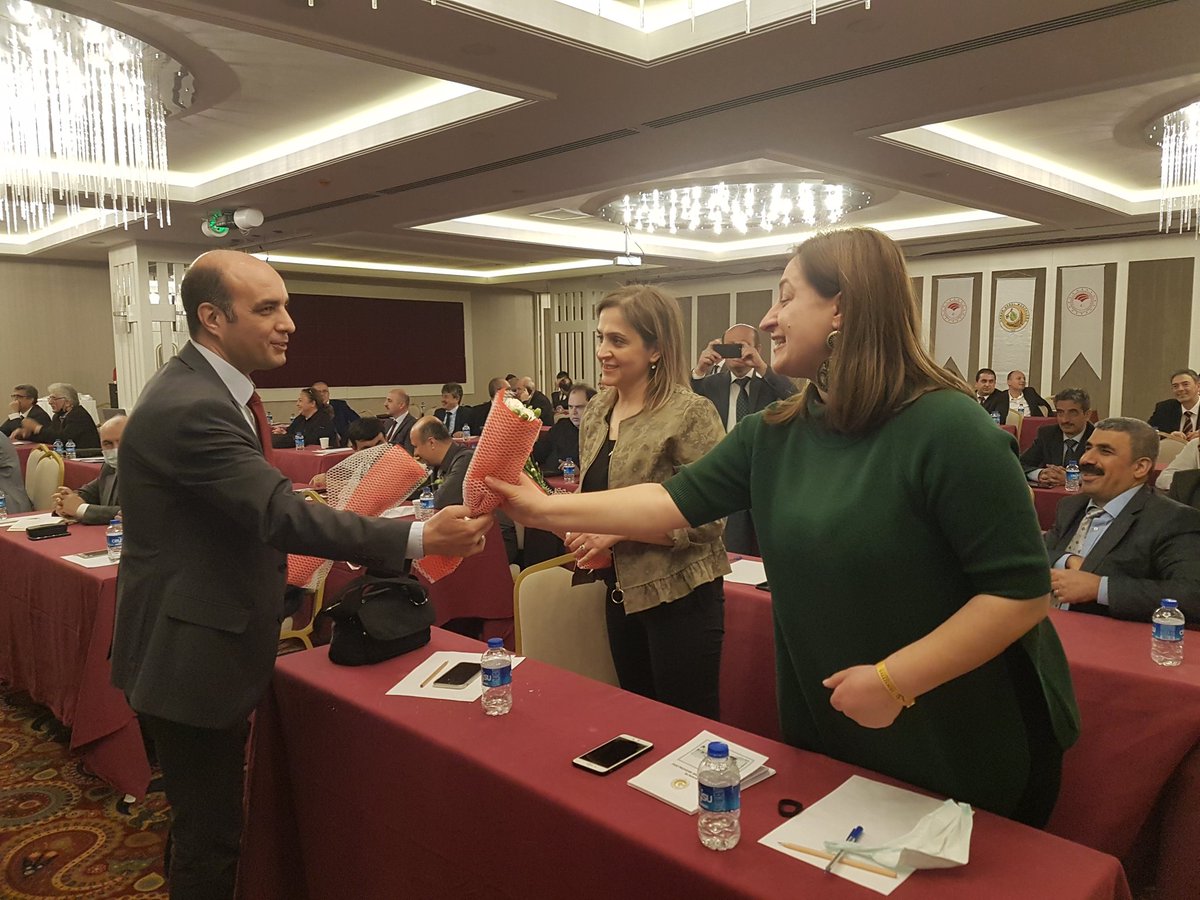 Oipdb's tweet photo. Daire Başkanımız @MuratMcevirme ve Antalya Orman Bölge Müdürümüz @vedatdikici07 hem ülkemize hem dünyaya nefes olan #OrmanGibiGüçlü tüm kadınlarımızın #8Mart Dünya Kadınlar Gününü kutladılar.💚🌸 https://t.co/SGQhHmKFko