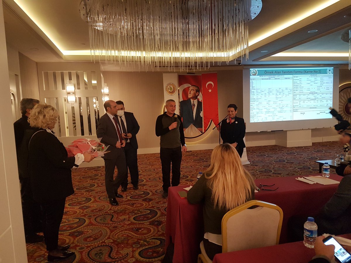 Daire Başkanımız <a href="/MuratMcevirme/">Murat Çevirme</a> ve Antalya Orman Bölge Müdürümüz <a href="/vedatdikici07/">Vedat Dikici</a> hem ülkemize hem dünyaya nefes olan #OrmanGibiGüçlü tüm kadınlarımızın #8Mart Dünya Kadınlar Gününü kutladılar.💚🌸