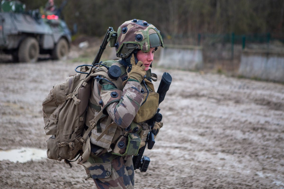 27eBCA_officiel's tweet photo. Des camps d'entraînement aux théâtres d'opérations en passant par les sommets enneigés des Alpes, elles sont #OpérationnELLES au service du bataillon. https://t.co/5EEtDhahXA