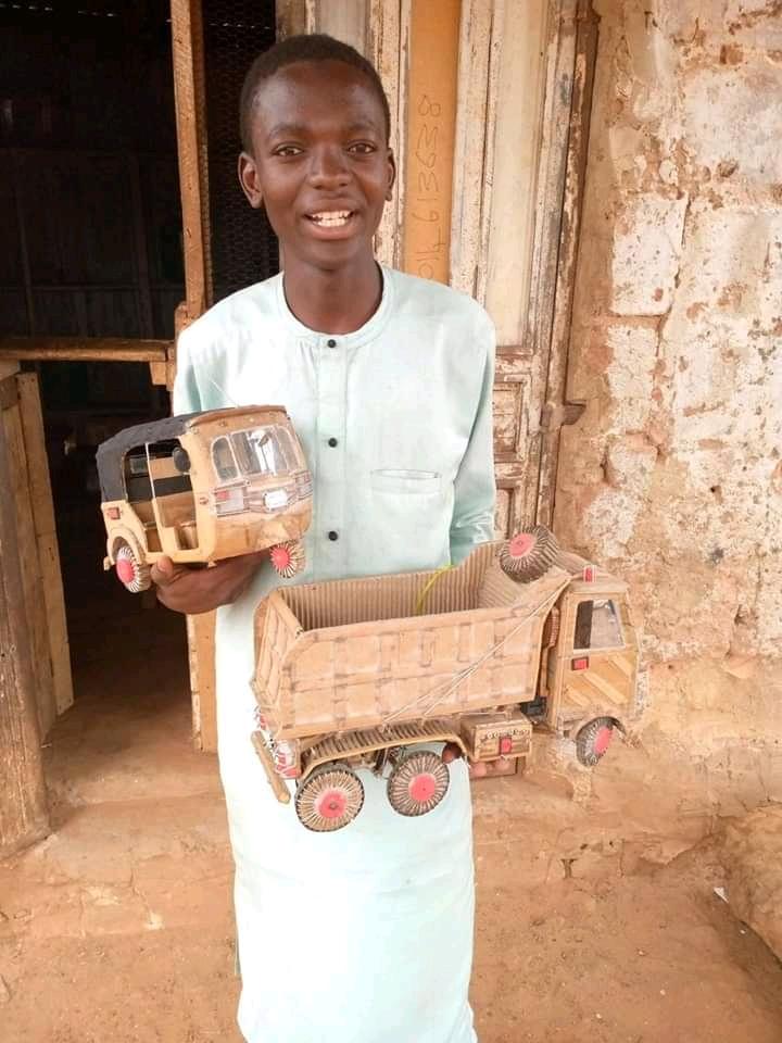 A talented Nigerian boy in Sokoto builds beautiful vehicles using discarded boxes and other materials. Let us appreciate his talent, and I hope one of the new private assembly plants will see this tweet to honour the lad.