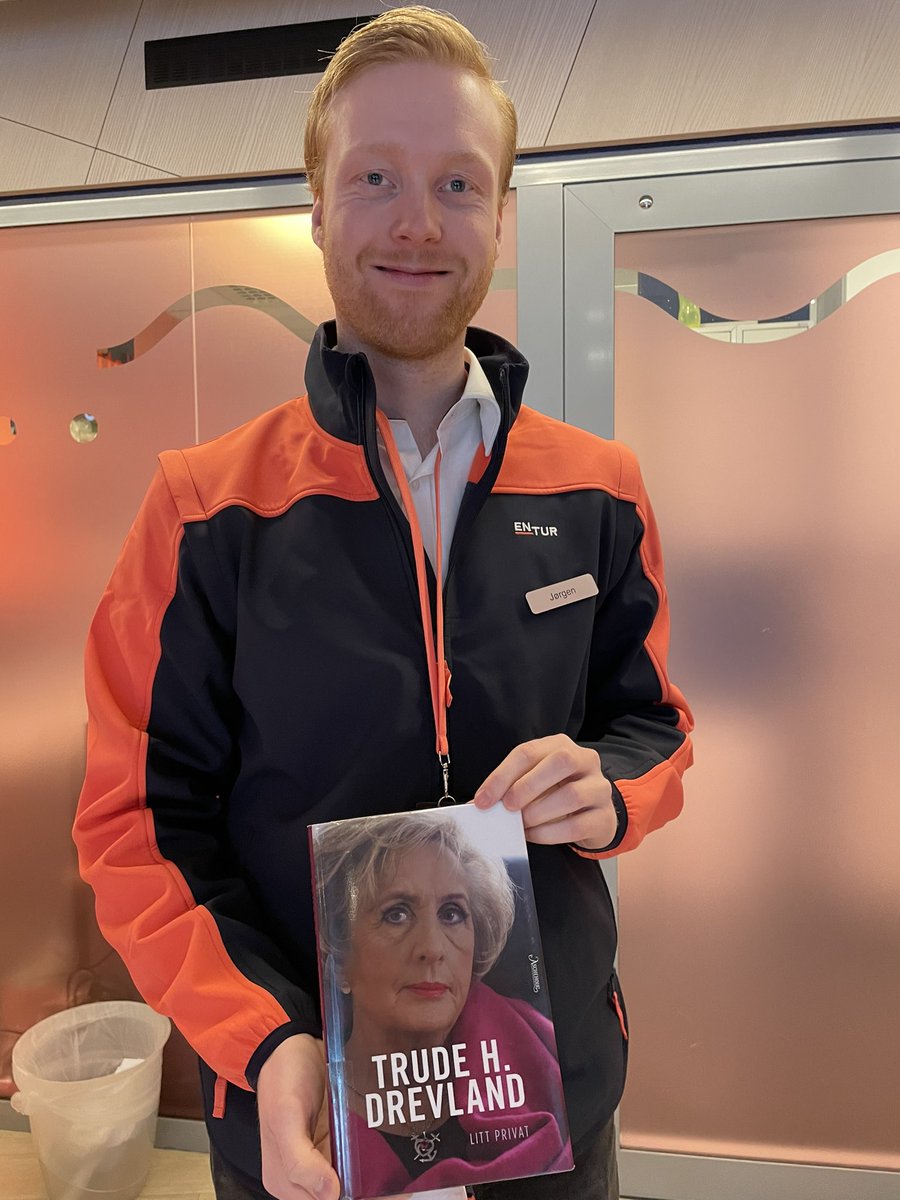 kjerstim's tweet photo. @loktvillingane @OktavistNor Boka er henta hjå ein annan, men like glad Entur-tilsett. Takkar igjen! https://t.co/KGjJINq30j