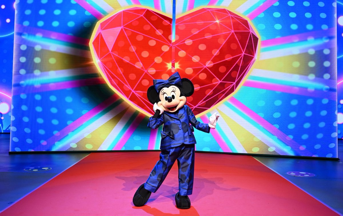 DisneylandParis's tweet photo. À l’occasion de la Journée Internationale des Droits des Femmes, découvrez le nouveau style de Minnie designé par la styliste britannique Stella McCartney : un tailleur-pantalon, son premier à Disneyland Paris ! 🤩 https://t.co/ckOFJYu3vU