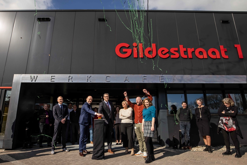 Het Werkcafé Kampen is officieel geopend! Wethouder @jpskampen en @RobRikmanspoel, algemeen directeur van Impact gaven hiervoor onder toeziend oog van de medewerkers, de symbolische druk op de knop! Meer weten? Lees meer via: impact.nl/nieuws_sub/de-…