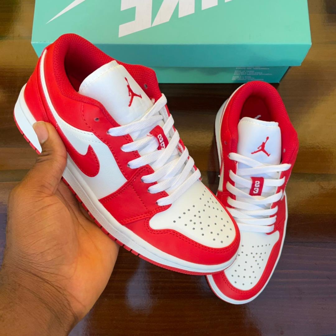 Runway69fits's tweet photo. Lit Sneakers Policy! 
Size: 38-45
Price: 30000 naira 
Payment on delivery within Lagos 🤝
Nationwide delivery 🇳🇬 https://t.co/JLLaEVosGr