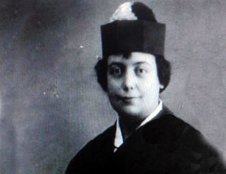 JoseAntMorenoF's tweet photo. Ascensión Chirivella Marín en la foto que se hizo en 1921, tras convertirse en la primera mujer abogada de nuestra historia; posa con la toga y el típico birrete, en desuso en España hoy en día. #DiaInternacionalMujer #8M2022 https://t.co/WEURyWhcKK