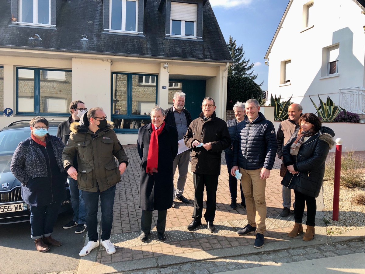 JeanMorin_CD50's tweet photo. Signature du Contrat de Pôle de Service de #Barenton. La commune a de beaux projets d'aménagements, l'école est rénovée, le cimetière végétalisé, le centre-bourg revu. Le #Département @LaManche50 est à ses côtés pour l'accompagner et améliorer le quotidien des habitants https://t.co/0fSsF0rhkZ