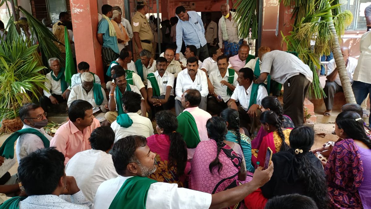 GubbijdsParva's tweet photo. ಗುಬ್ಬಿ ತಾಲೂಕು ಕಸಬಾ ಹೋಬಳಿ ಅಮ್ಮನಘಟ್ಟ ಗ್ರಾಮದಲ್ಲಿ ನಡೆದಿರುವ ಘಟನೆಗೆ ಸಂಬಂಧಪಟ್ಟಂತೆ  ನಡೆಯುತ್ತಿರುವ ಆಹೋರಾತ್ರಿ ಧರಣಿ ಕಾರ್ಯಕ್ರಮದಲ್ಲಿ ಮುಂದುವರೆದ ಭಾಗವಾದ ಇದು ಗುಬ್ಬಿ ತಾಲೂಕು ತಾಲೂಕು ಕಚೇರಿ ಎದುರು ನಡೆಯುತ್ತಿರುವ ಅಹೋರಾತ್ರಿ ಧರಣಿಯಲ್ಲಿ ಪಾಲ್ಗೊಂಡಿರುವ ಗುಬ್ಬಿ ವಿಧಾನಸಭಾ ಕ್ಷೇತ್ರದ ಜೆಡಿಎಸ್ ಅಭ್ಯರ್ಥಿ ಬಿ,ಎಸ್ ನಾಗರಾಜು. https://t.co/66yCxNfX3a