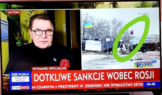 coolfonpl's tweet photo. Widziałem taką flagę na posterunkach ukraińskich w filmach publikowanych przez Ros. Nie podawałem.
Skoro banderowską szmatę pokazuje TVPinfo, to chyba mogę tłitnąć? https://t.co/iBXyGvYaYd