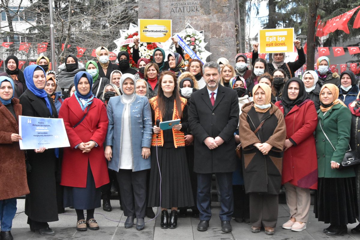 'Cennet annelerin ayakları altındadır' anlayışıyla büyüyen bir millet olarak başta şehit anneleri, annelerimiz ve davamızın AK Kadınları olmak üzere bütün kadınların 8 Mart Dünya Kadınlar Günü’nü tebrik ediyorum.