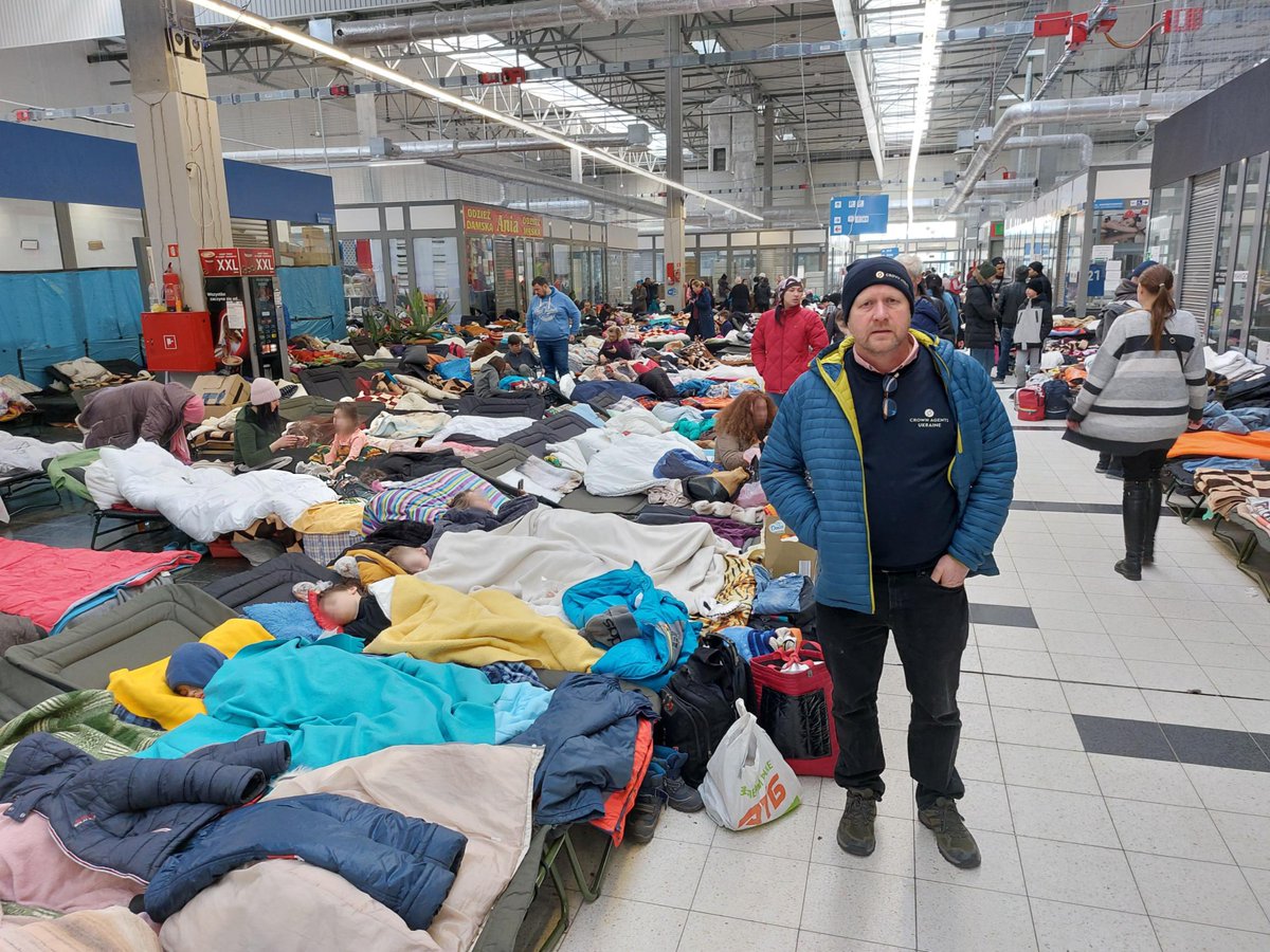 FergusDrake1's tweet photo. It was a tidal wave of humanity not seen in Europe since WW2. Mainly women and children who were tired, hungry and traumatised. They were all hugely worried about people they have left behind under artillery bombardment as well as the increasing lack of food. https://t.co/noo0pqcSyZ