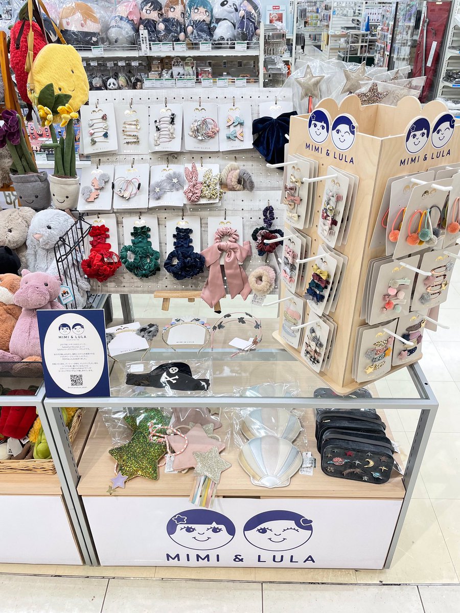 MimiandLulaJ's tweet photo. 🎈POPUP SHOP情報🎈
東急ハンズ名古屋店
■2022年3月24日まで🌷
名古屋にてPOPUP SHOP開催中🌟大人気Jellycatさんと同時開催です🌱
たくさんのアイテムを実際に手に取っていただくチャンスです🌼
#MIMIandLULA #mimiandlulajp #ミミアンドルーラ #キッズアクセサリー #ロンドン #東急ハンズ名古屋 https://t.co/TbChyfhOuL