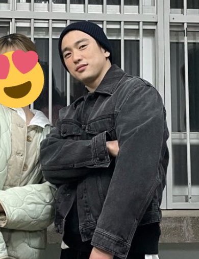 cyjprint's tweet photo. jinyoung looks… big and buff https://t.co/2eYwgoyw6S