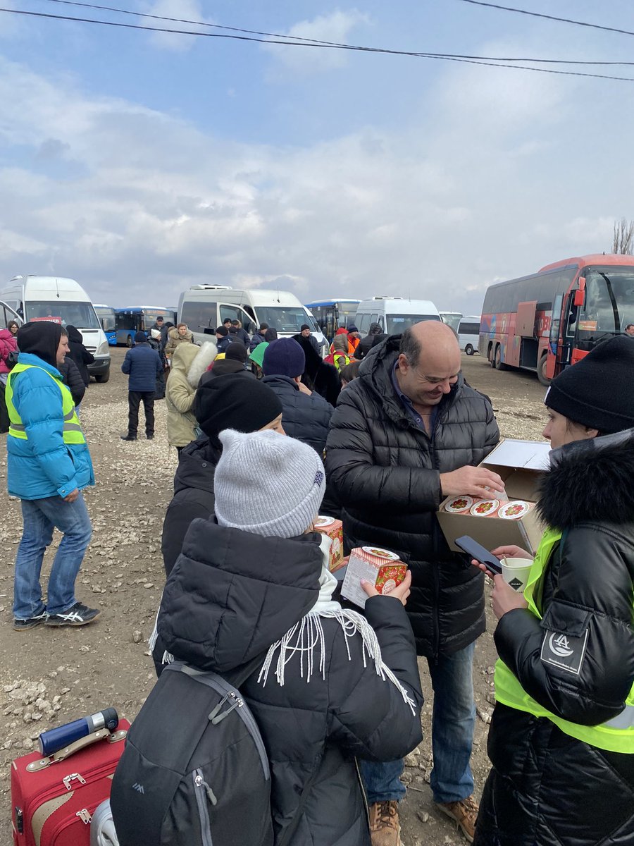 Solidarité #Ukraine 
Thierry et Tatiana, Français en Moldavie font des allers-retours Chisinau-Palanca, frontière ukrainienne, où des milliers de réfugiés arrivent chaque jour. Ils hébergent une famille de 7 et aident à rejoindre l’UE. Reportage à suivre sur <a href="/TF1Info/">TF1Info</a> <a href="/NoElie_C/">Noelie Clerc</a>