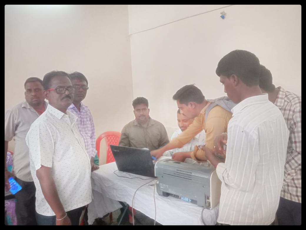 ksuwssb's tweet photo. ರಾಯಚೂರು : ಪಿಂಚಣಿ ಸಪ್ತಾಹದ 2ನೇ ದಿನ ಜಿಲ್ಲೆಯಲ್ಲಿ PMSYM ಯೋಜನೆಯ ನೋಂದಣಿ ಶಿಬಿರವನ್ನು ಏರ್ಪಡಿಸಲಾಯಿತು.
"ಅಸಂಘಟಿತ ಕಾರ್ಮಿಕರಿಗೆ ಪಿಂಚಣಿ ಯೋಜನೆ"
ಹೆಚ್ಚಿನ ಮಾಹಿತಿಗಾಗಿ ಸಂಪರ್ಕಿಸಿ ಕಾರ್ಮಿಕ ಸಹಾಯವಾಣಿ 155214 ಅಥವಾ https://t.co/6PyvdZ2ddt
#PMSYM #Pensionweek #Unorganized https://t.co/ppOqtOKzbV