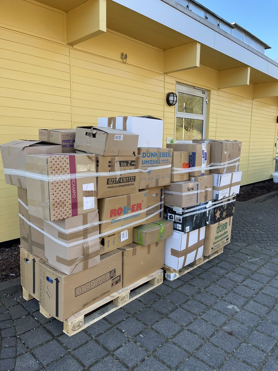 itsvahit's tweet photo. Unsere Dialyse hat für die Ukraine Kleidung, Pflegeutensilien, Medikamente etc. gesammelt und heute geht die ZWEITE Lieferung raus - Krass! #HelpUkraine https://t.co/QKcpn3YgMA