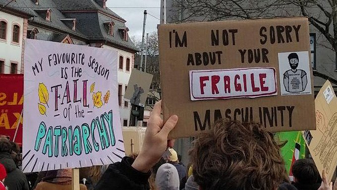 Heute ist der #8M2022 - #FeministischerKampftag!

Jeder Tag ist 8. März, denn FLINTA* leisten JEDEN TAG Widerstand &amp; kämpfen gegen patriarchale Unterdrückungsverhältnisse &amp; Heteronormativität.

Es geht nicht um ein (exklusives) Konzept von "Frausein", das heute gefeiert wird!1/🧵