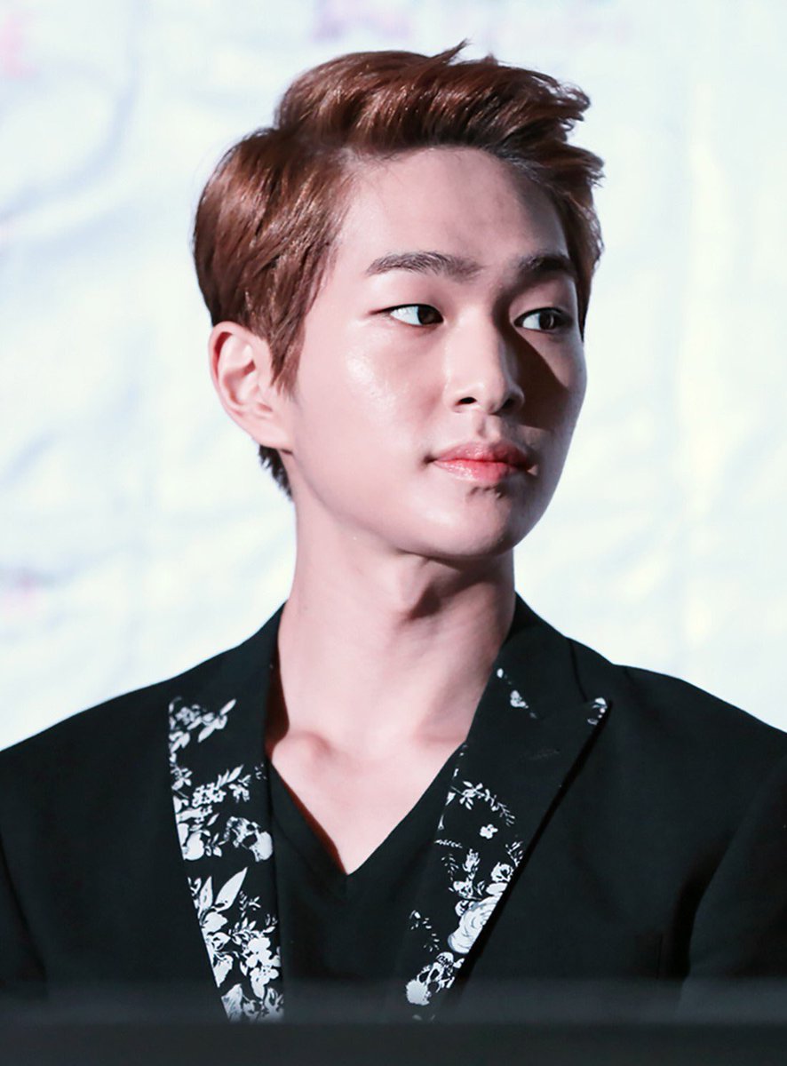Onew_collarbone's tweet photo. ONEW collarbone ^^

샤이니 온유
#온유 #ONEW #オニュ @SHINee https://t.co/ntEplCOW8D