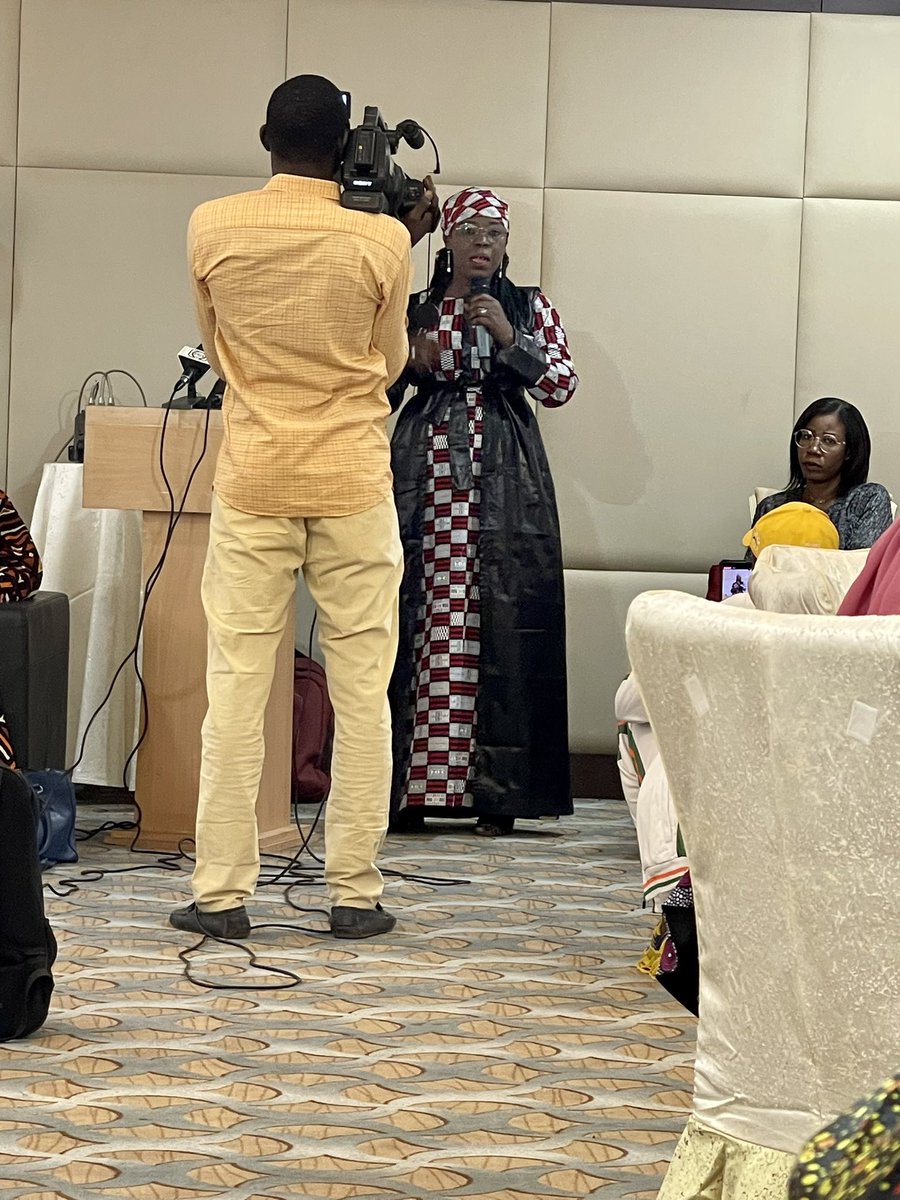 « Les femmes ne doivent pas etres résumées à leurs faiblesses «  dixit Mme Goge Maimouna 
#leGrandDebatdesfemmes 
<a href="/bako_nadia/">Mme Cisse Nadia Tari Bako</a> 
<a href="/niquacrea/">Maktub 🎀Elysée💛</a> 
@CatalayaMacky 
<a href="/tyf_bako/">Fatou Bako</a>