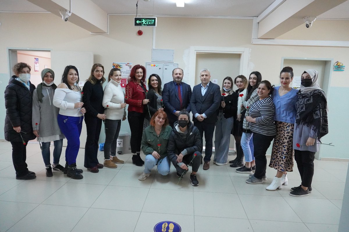gaziemir_mem's tweet photo. İlçe Milli Eğitim Müdürümüz Sayın Ali Musa BİNA,İlçe personelinin ve aynı binada bulunan Rehberlik Araştırma Merkezi ve Şehit Polis Murat Koç Özel Eğitim Uygulama Okulu'nda görevli personel ve öğretmenlerin 8 Mart Kadınlar Günü'nü kutladı.@izmir_ilmem @MucahitYentur @AliMusaBina https://t.co/UY1woaakLY