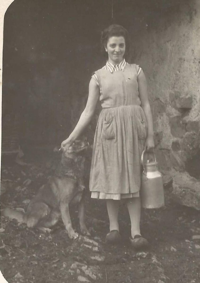 AnaniaAnia's tweet image. Nel #diadelamujertrabajadora esra semeya de mi má dignificando xeneraciones.
La Llomba, #Urbiés, circa 1956