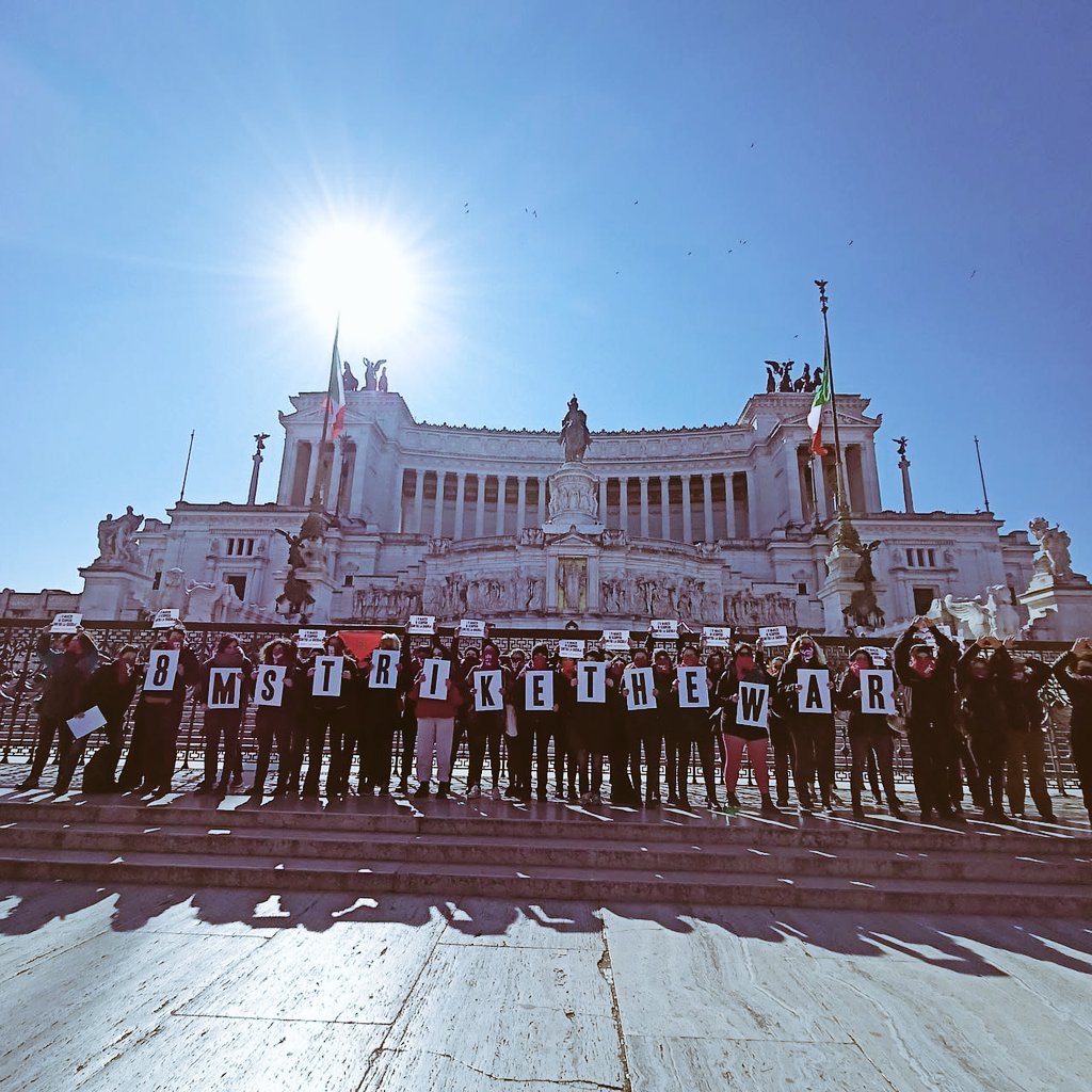 A #Roma Flashmob contro la guerra a cura delle attiviste di <a href="/nonunadimeno/">NonUnaDiMeno</a> 

#8Marzo #UkraineRussianWar #8Marzo2022