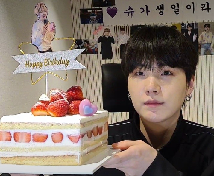 braveyOOki's tweet photo. yoongi's birthday through the years  — a thread https://t.co/5ugJGvAZlS