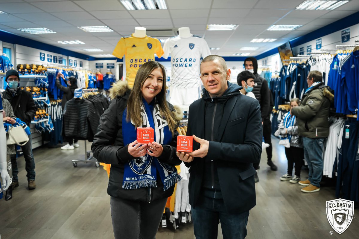 SCBastia's tweet photo. 💙 Le @SCBastia partenaire de "A Casa Rossa"

📥 A l’initiative de @assoINSEME, l’objectif est de remplir des boîtes à dons afin de financer l’hébergement des familles en déplacement médical sur le continent.

📍RDV dans la boutique officielle du SCB !

FORZA INSEME
#aCasaRossa https://t.co/xKi4YfKRPI